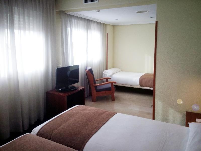 Porcel Torre Garden Hotel Madrid Room photo
